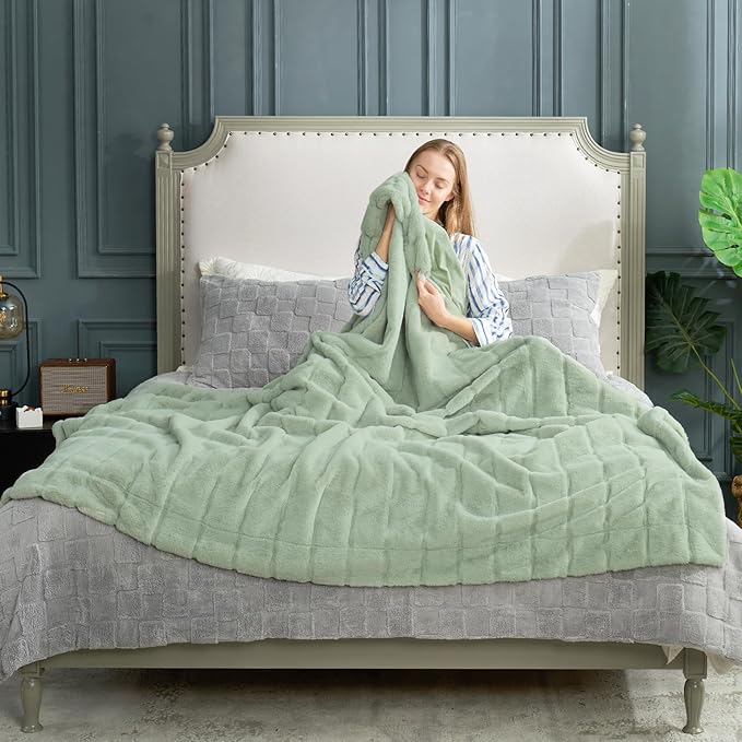 Cozy Bliss Faux Fur Throw Blanket for Couch, Cozy Soft Plush Thick Winter Blanket for Sofa Bedroom Living Room, 60 * 80 Inches Green